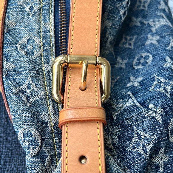 Louis Vuitton
Monogram Denim Baggy with additional crossbody strap. - Picture 5 of 17